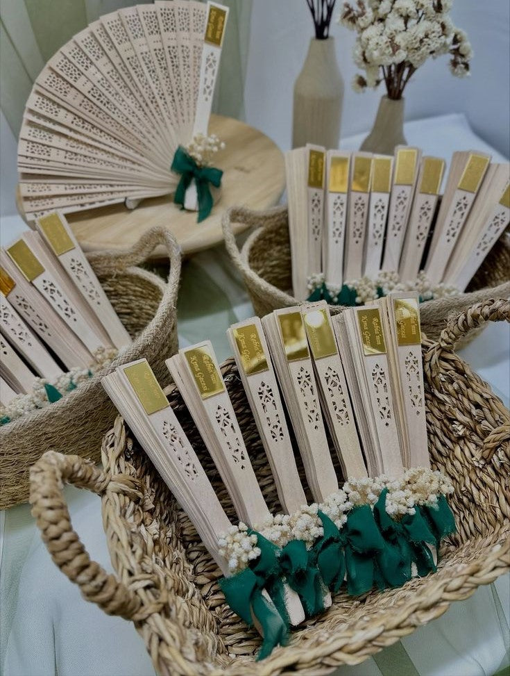 Éventail en bois décoré pour les occasions spéciales